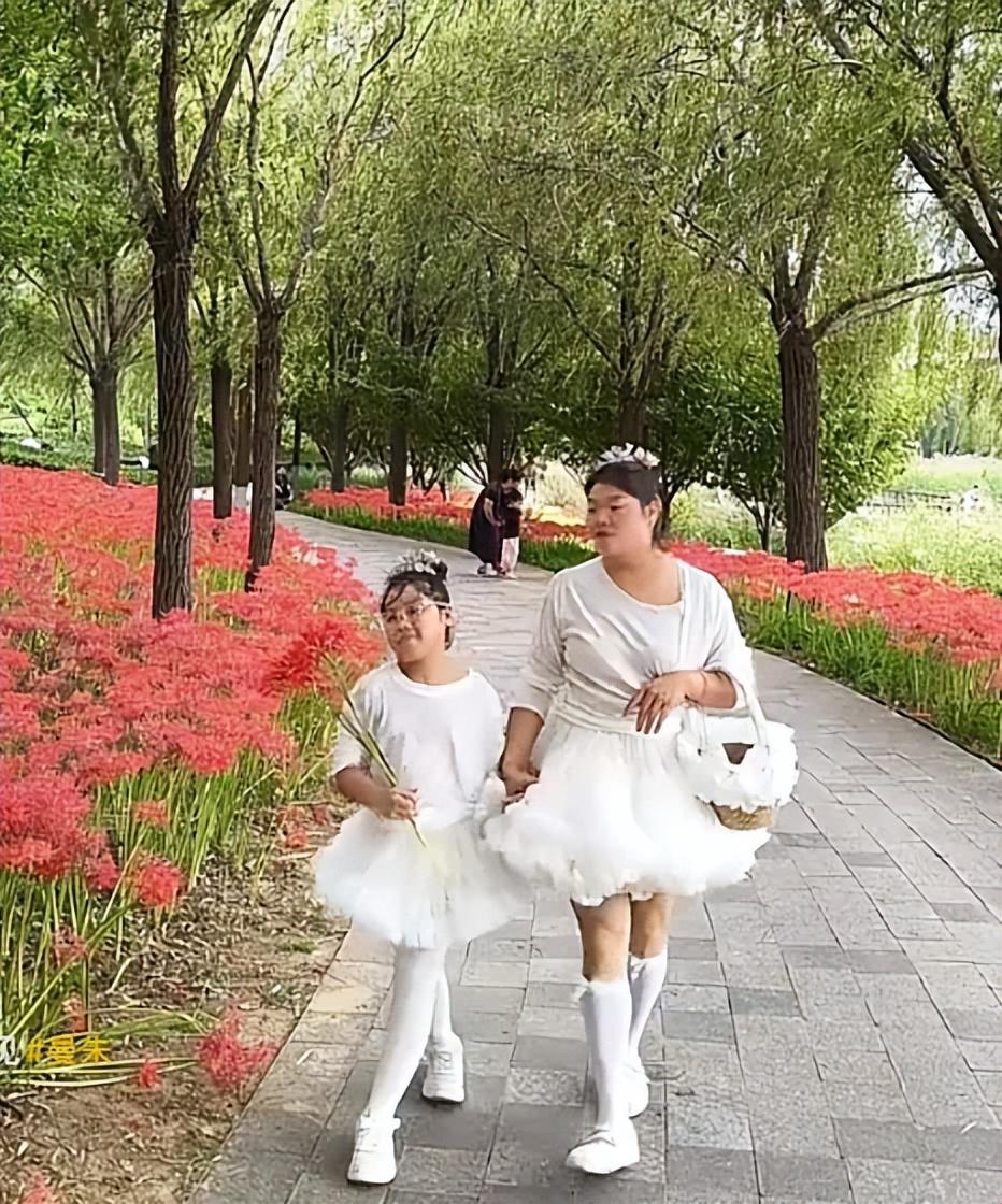 一段“千金母女散步”视频,伤害了网友的眼睛:求你们自卑一点吧